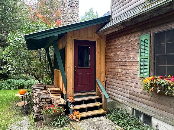 Inviting front entry into the mudroom.
