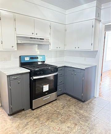 4th image of 105 Hudson St