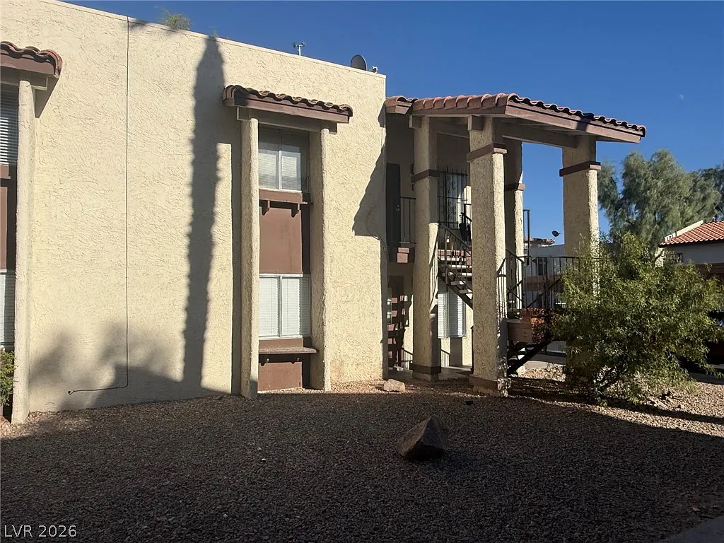 2 bed, 2.0 bath, 922 sqft, $1,200 — Photo 1