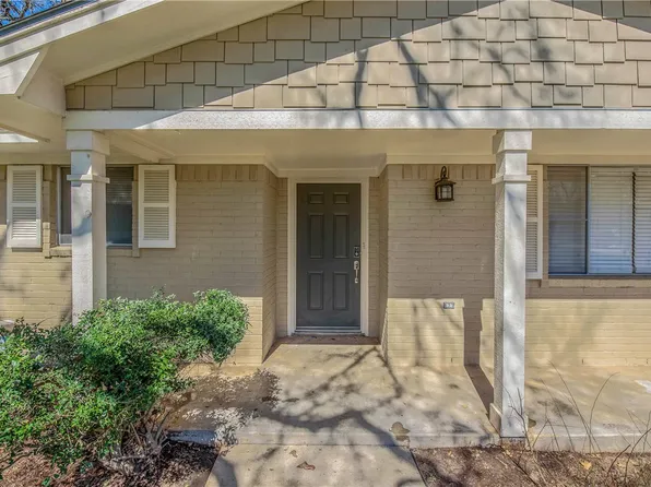 406 Tee Dr, Bryan, TX 77801