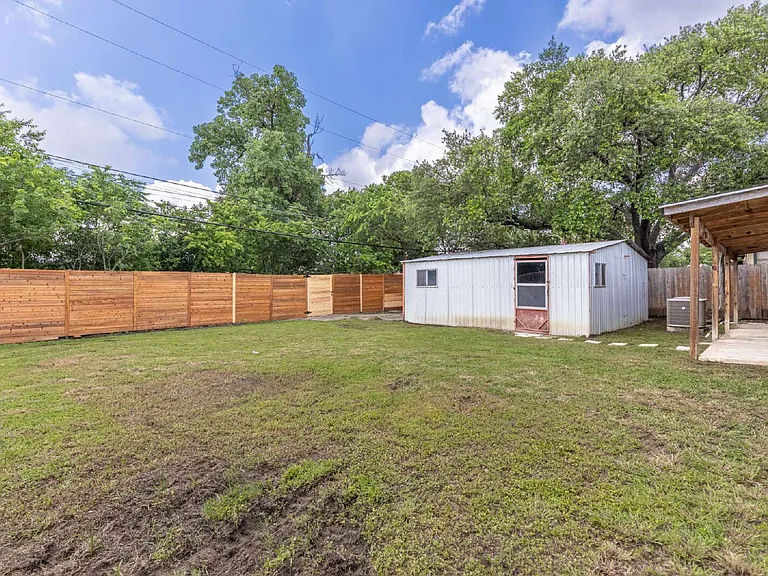 422 Sandalwood Ln — Photo 27