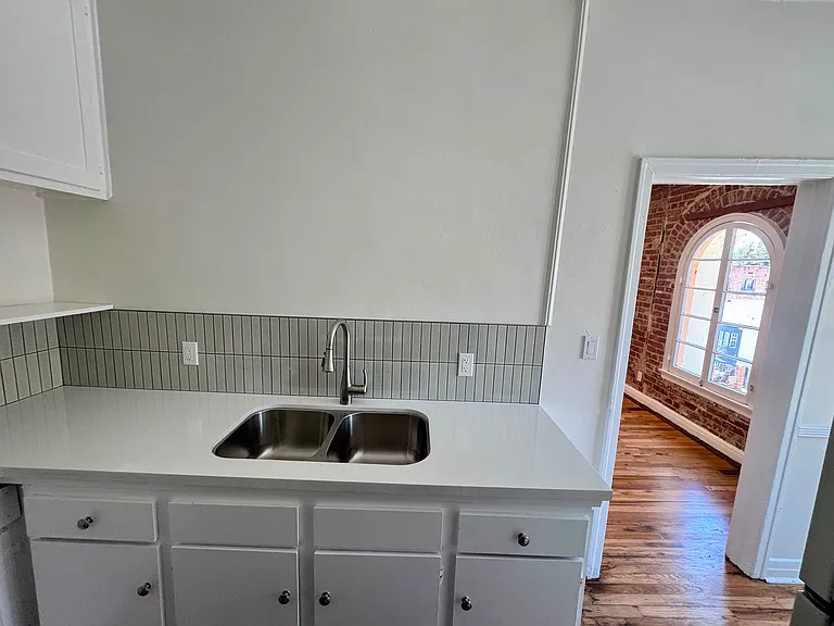 DE MILLE MANOR — Photo 18