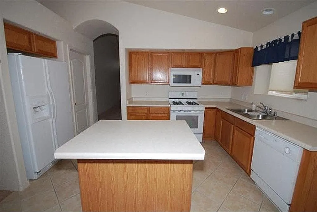 3 bed, 1876 sqft, $2,300 — Photo 3