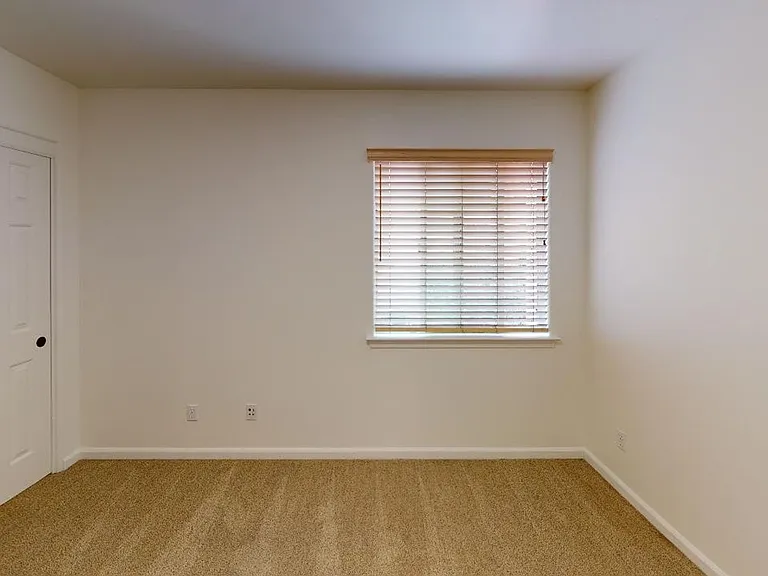 626 Broad St — Photo 16