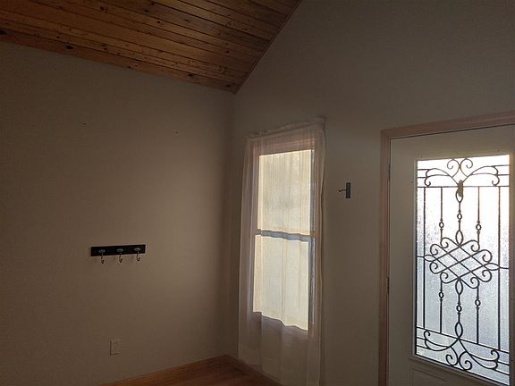 3rd image of 525 Balsam St