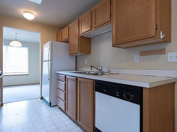4th image of 218 Maple Ave