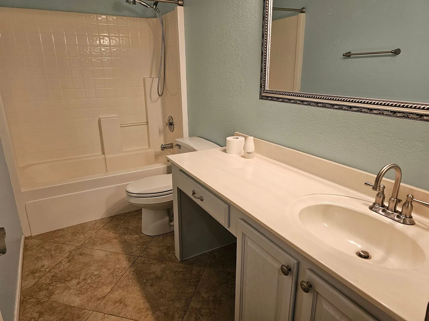 Spacious 5 bd room 2.5 bathroom home — Photo 2