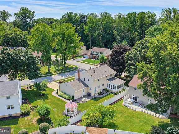 5th image of 2301 Beacon Hill Dr
