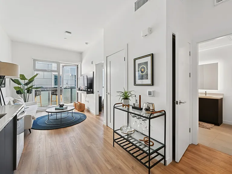 Evani 3223 Wilshire — Photo 4