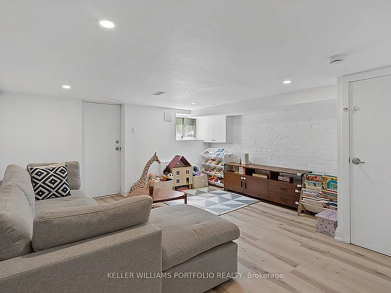 28 Tiverton Ave — Photo 38