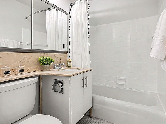 4th image of 201 W 70th St APT 2L