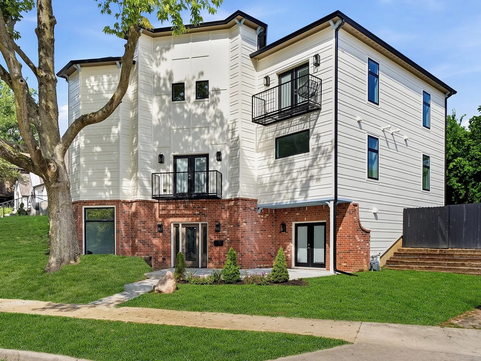 5 bed, 6643 sqft, $4,000 — Photo 1