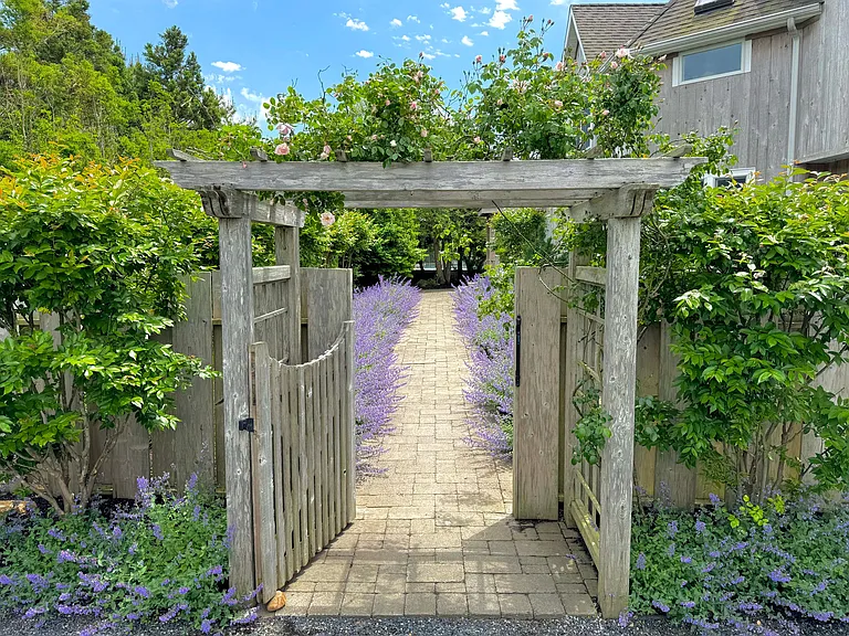 162 Dune Rd — Photo 2