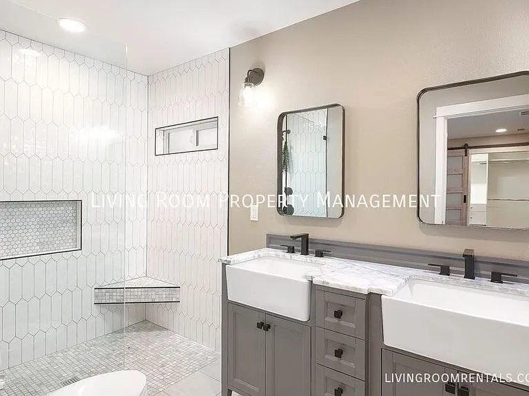 2040 SW Huntington Ave — Photo 10