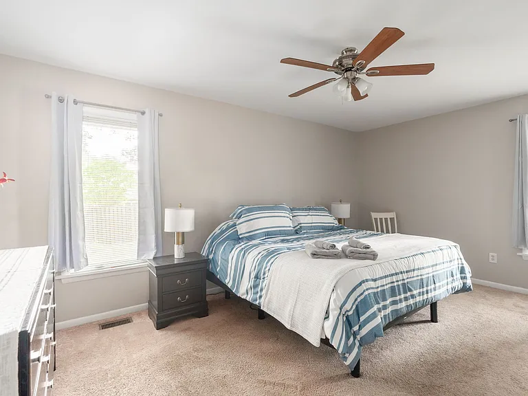 1902 Cambridge Dr — Photo 6