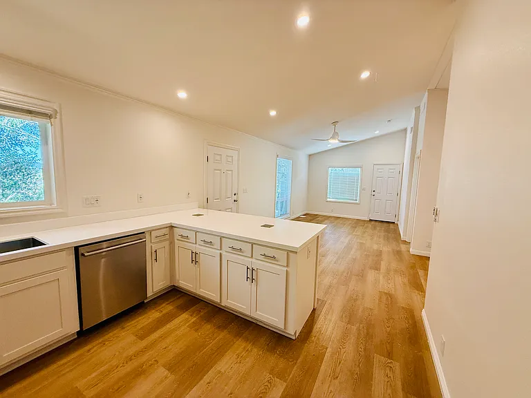 1045 East Ave — Photo 6