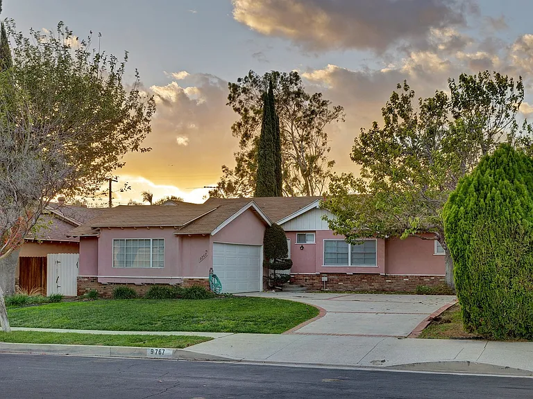 9767 Rhea Ave — Photo 2