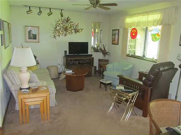 4th image of 807 Edgewater Dr