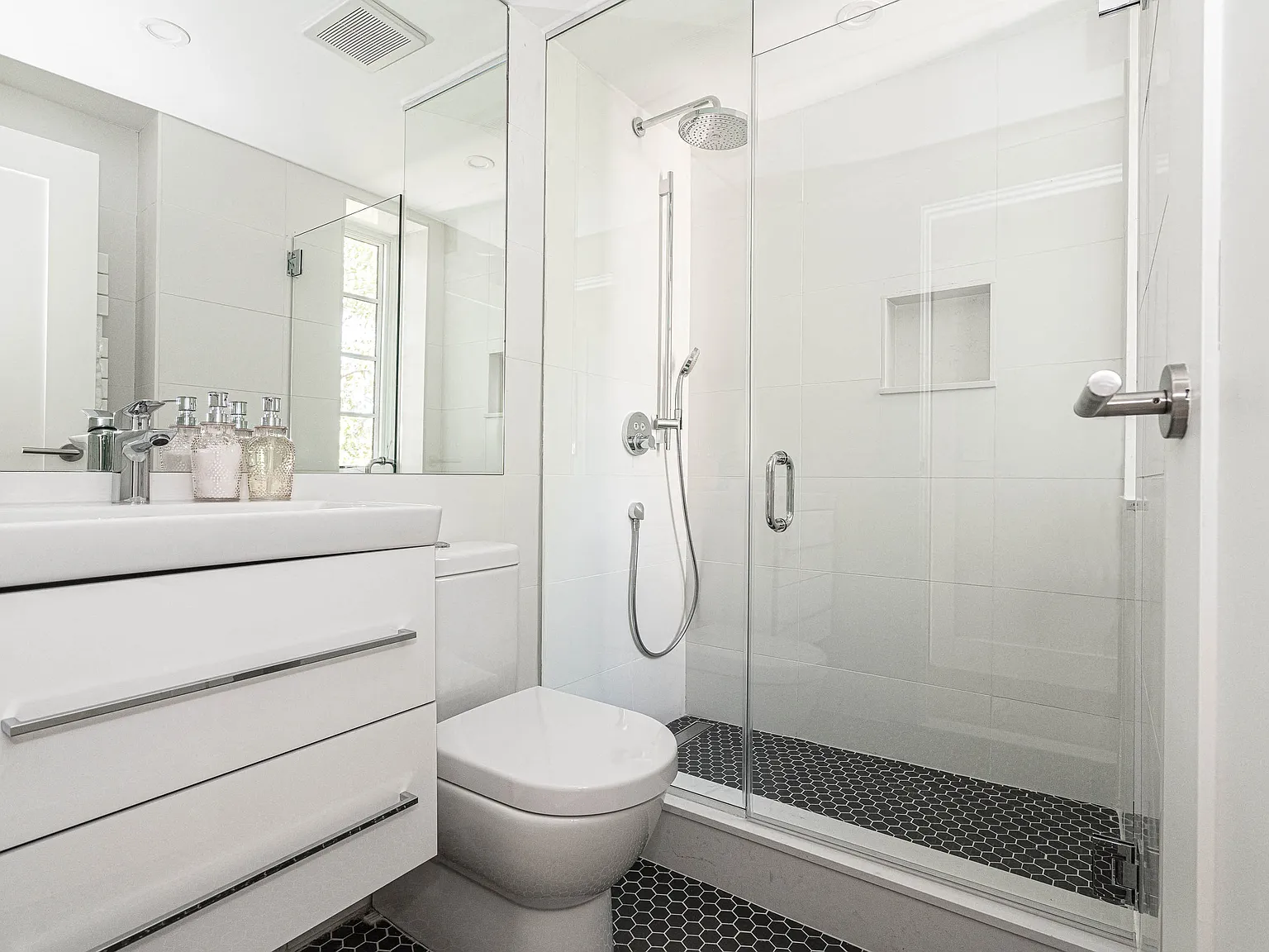 2900 Adams Mill — Photo 4