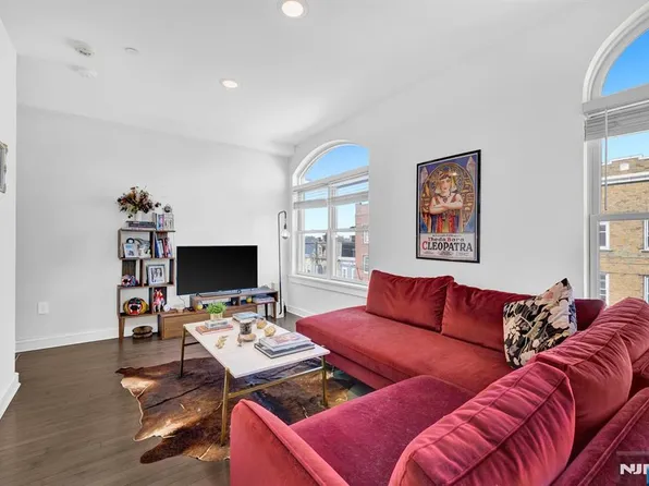 974 Summit Ave, Jersey City, NJ 07307