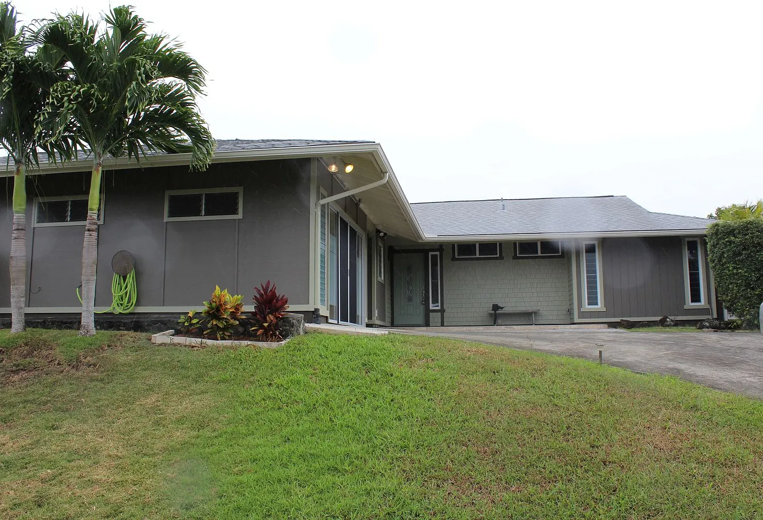 Spacious 3 Bed / 3 Bath Kaneohe Home - $4,850/mo - Available 12/1 — Photo 3