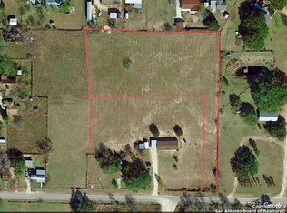 601 Rossville Rd, Devine, TX 78016