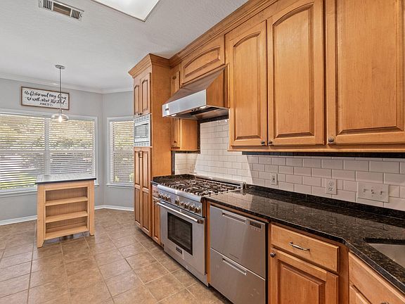 5th image of 7 Edinburgh Cir