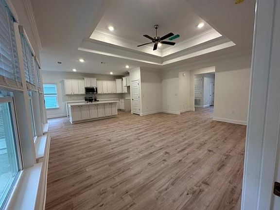 Great room floor plan lots of light