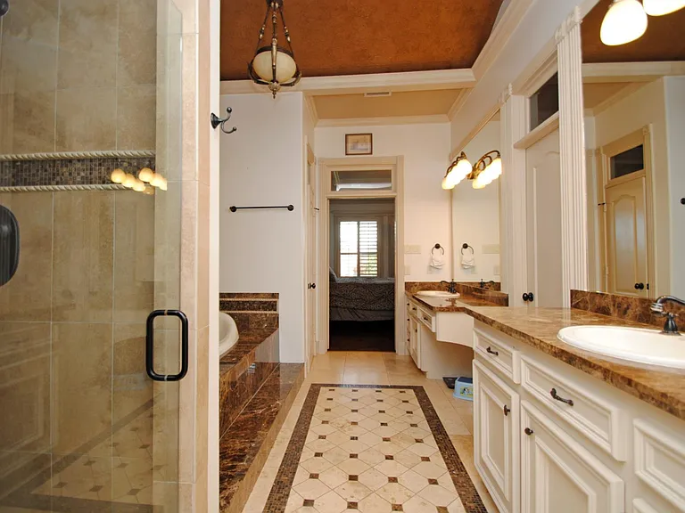 15823 Medina Lake Ln — Photo 23