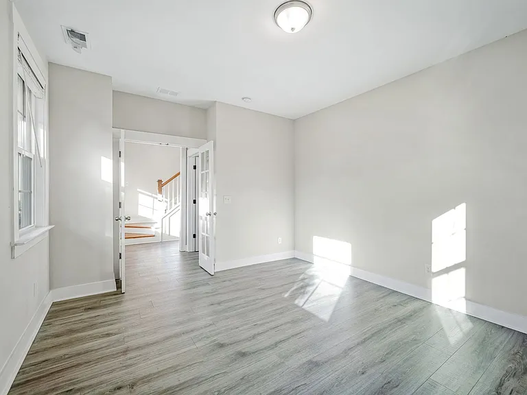 210 Ilderton St — Photo 10