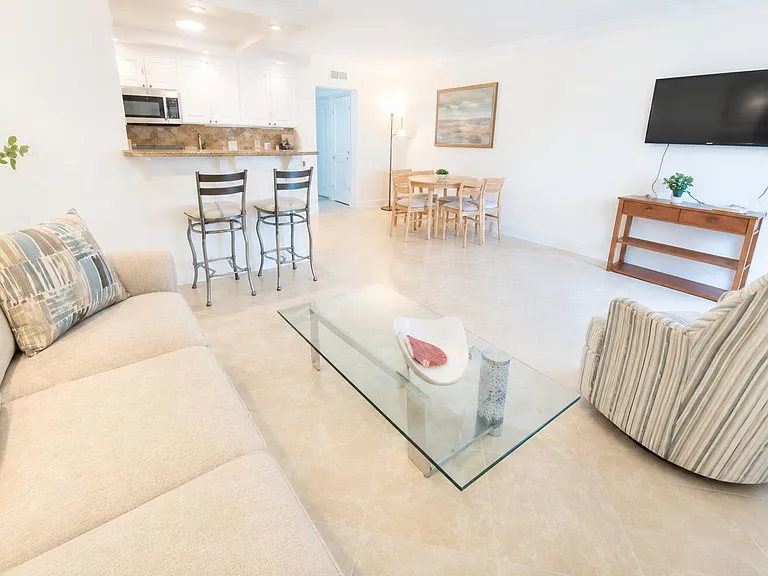 1072 Yarmouth Dr — Photo 4
