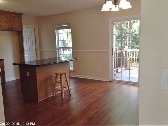 eat-in kitchen/dining with island