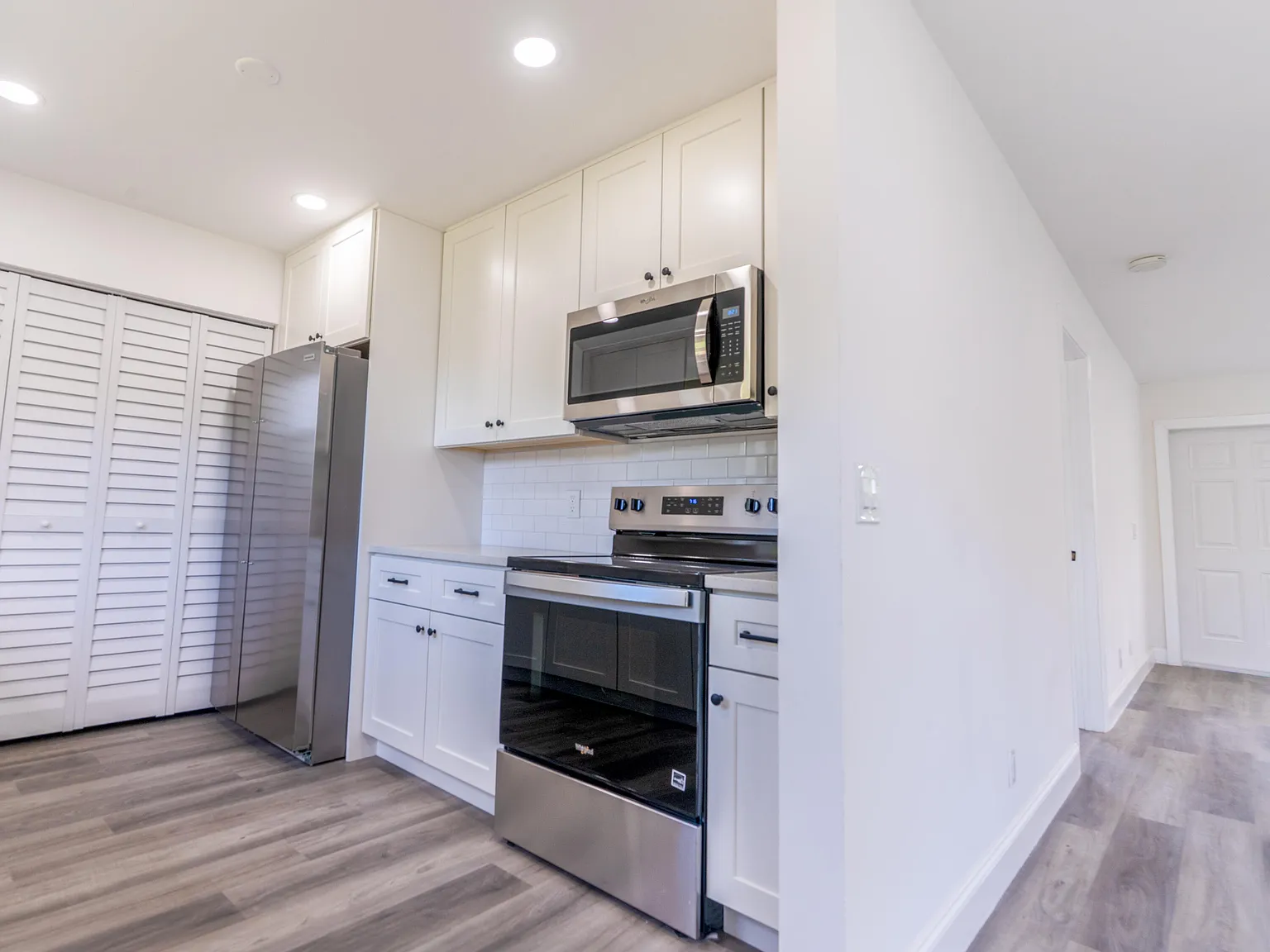 3 bed, 2.0 bath, 1216 sqft, $3,200 — Photo 3