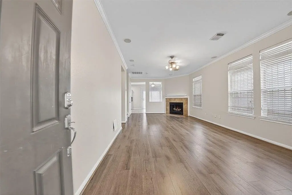 3 bed, 2.5 bath, 1818 sqft, $1,924 — Photo 3