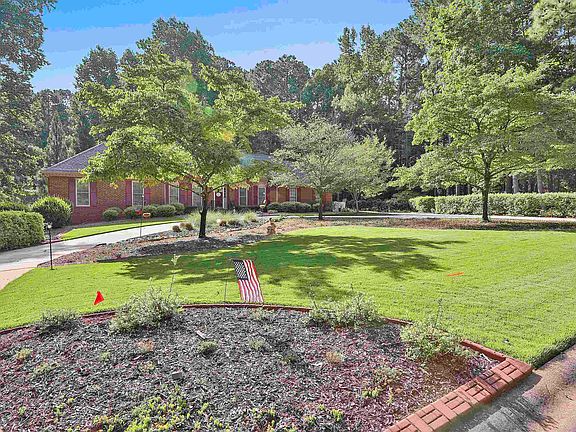 3rd image of 305 Royal Ridge Way
