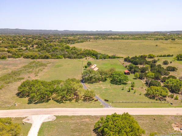 876 Horseshoe Falls, Bandera, TX 78003