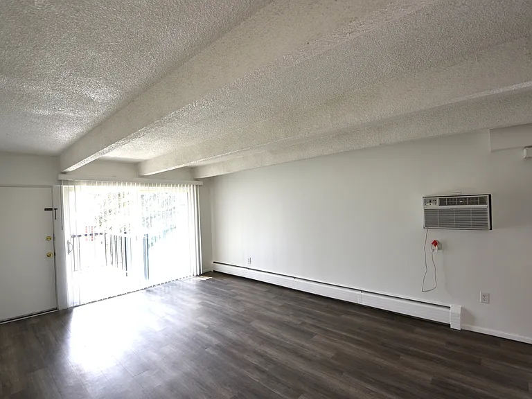 4440 Laguna Pl - Meadows Apartments — Photo 11