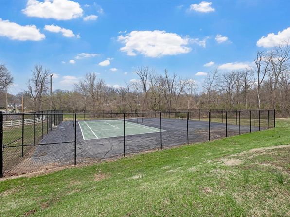 5569 Baronridge Dr APT 4, Saint Louis, MO 63129