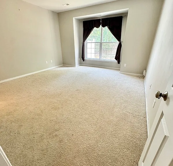 2409 Silver Lake Ter — Photo 10