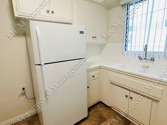 3rd image of 308 S Rexford Dr #6