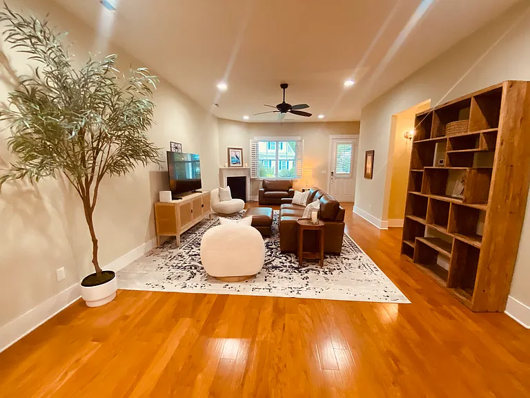 1912 Fernwood Way — Photo 3