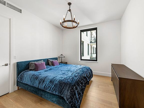 5th image of 2218 Jackson Ave APT 708