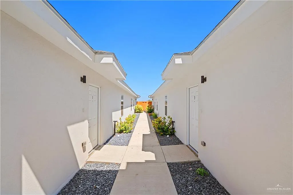 2 bed, 2.0 bath, 980 sqft, $1,050 — Photo 2