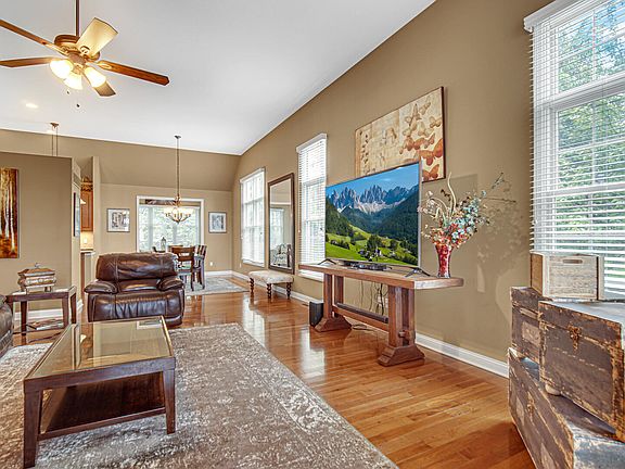 4th image of 239 Edgewood Dr