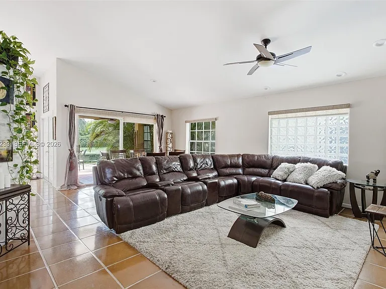 411 Bermuda Springs Dr — Photo 8