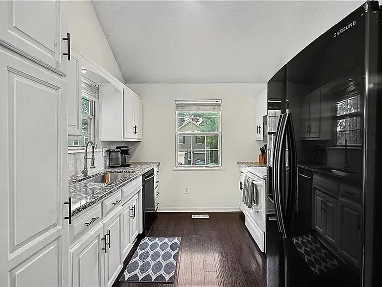15129 Glenwood Ave — Photo 10