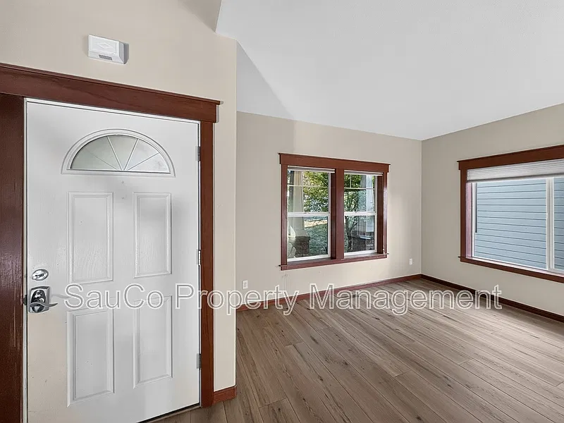 4 bed, 2.5 bath, 2131 sqft, $3,000 — Photo 3