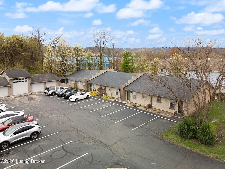 703 Victoria Ct — Photo 2