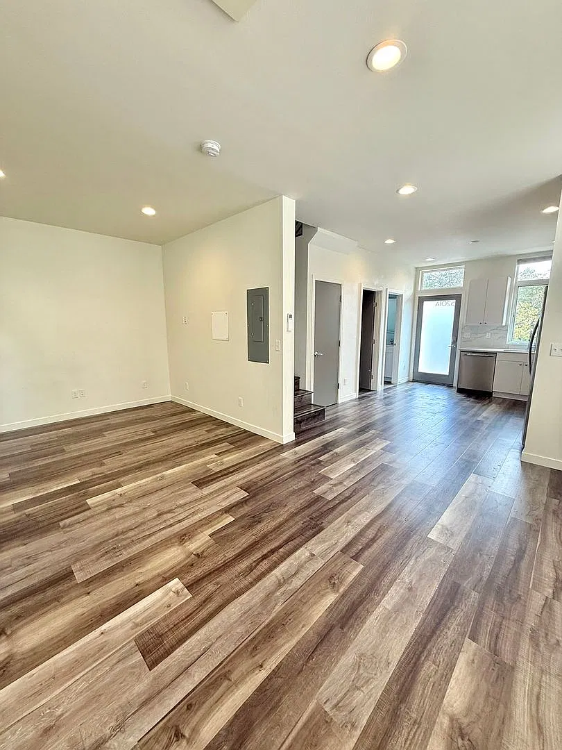 8BR Ravenna Home Steps from UW Ideal for Groups! — Photo 3