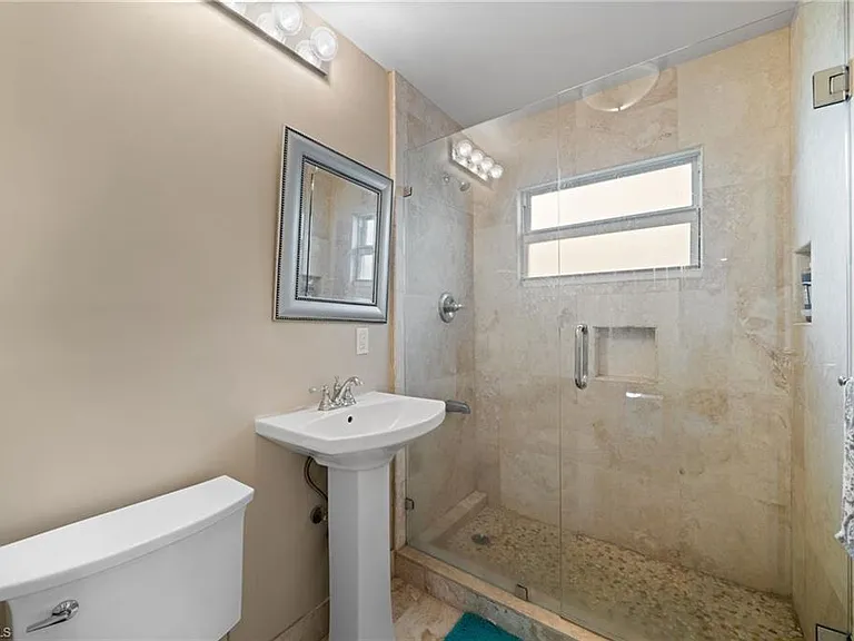 1360 Chesapeake Ave — Photo 20
